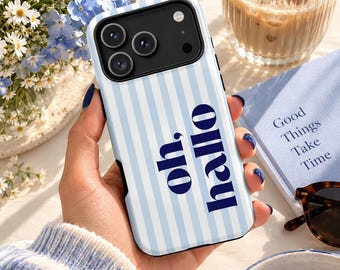 Puede incluir: Una funda para smartphone con un patrón de rayas verticales en azul claro y blanco, con el texto "oh, hallo" en azul oscuro impreso en la parte posterior. La funda tiene un recorte negro para el módulo de cámara y un marco protector.