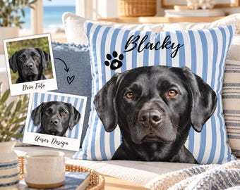 Puede incluir: Un cojín cuadrado con un patrón de rayas verticales azules y blancas, un gran retrato de un perro Labrador negro, un icono de huella de pata negra y el nombre Blacky impreso en una fuente cursiva negra en la parte superior.