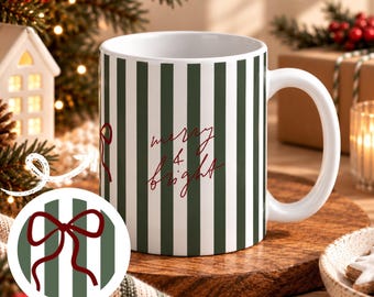Weihnachtstasse Merry & Bright – Gestreifte Keramiktasse mit Schleife | Weihnachtsgeschenk | Grüne Tasse mit roter Schrift