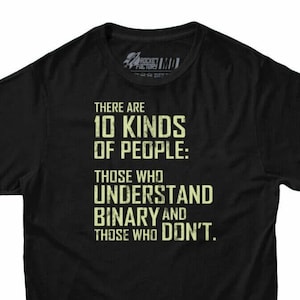 Peut inclure: T-shirt noir avec un motif blanc qui dit "Il y a 10 sortes de personnes : Ceux qui comprennent le binaire et ceux qui ne comprennent pas."