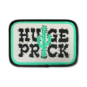 Peut inclure: Un patch blanc avec une bordure noire et un cactus vert. Le texte "HUGE PRICK" est écrit en lettres noires.