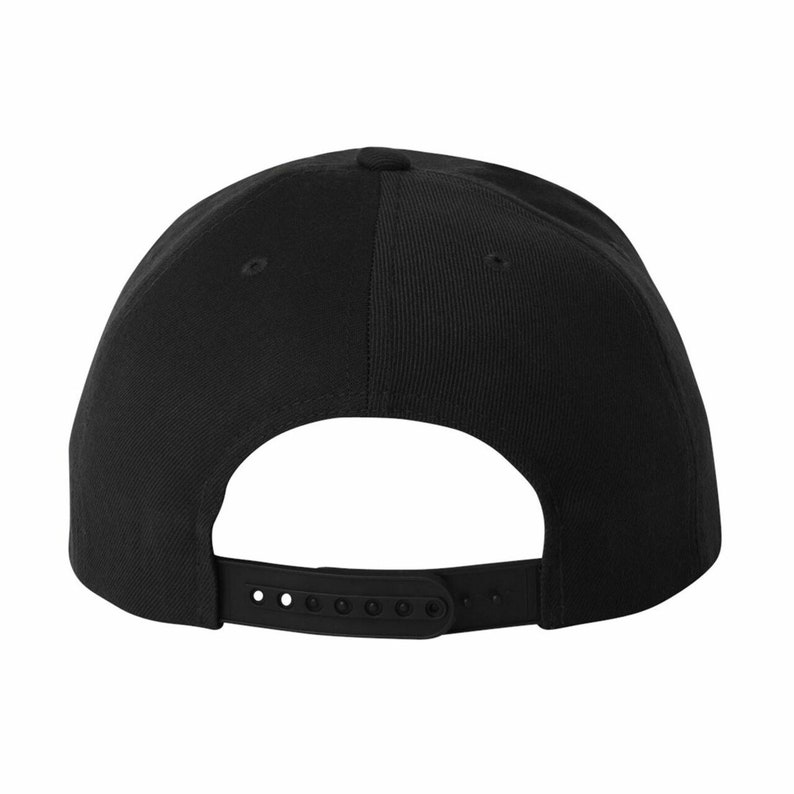 Puede incluir: Gorra de b&eacute;isbol negra con cierre de correa en la parte posterior.
