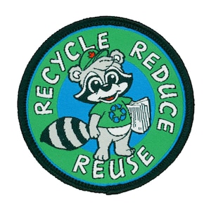 Peut inclure: Un écusson circulaire vert et bleu avec un raton laveur tenant un journal. Le texte sur l'écusson est "Recycle Reduce Reuse".