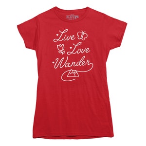 K&ouml;nnte beinhalten: Rotes T-Shirt mit wei&szlig;em Text "Live Love Wander" mit einem Schmetterling, einer Blume und einem Bergmotiv.