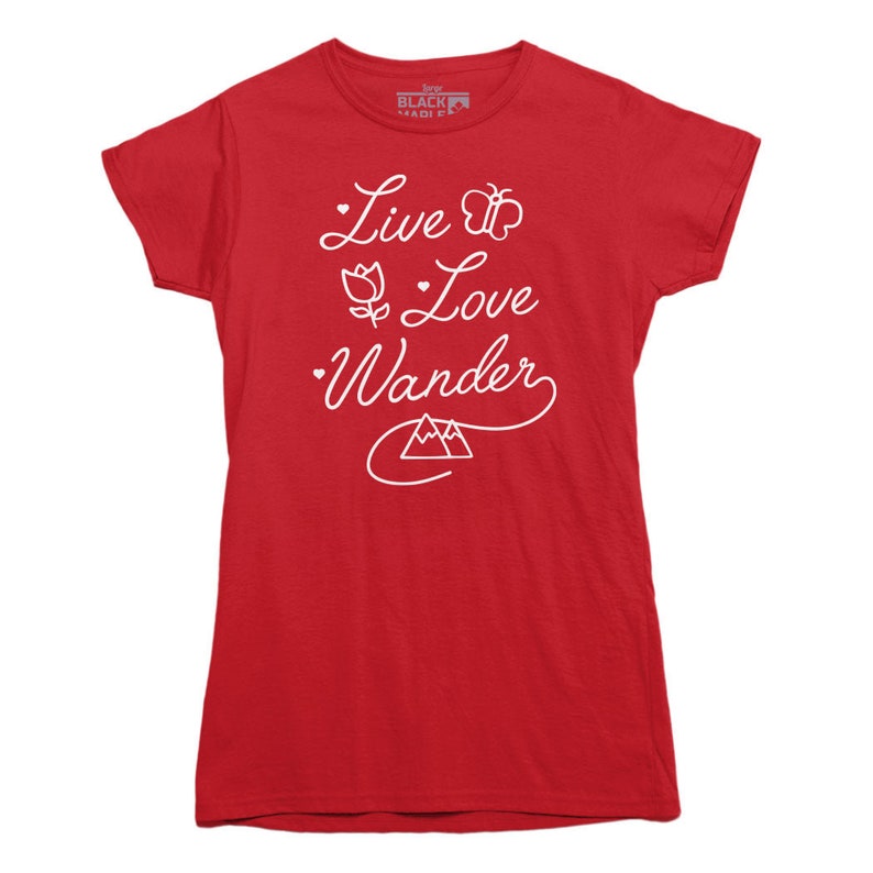 K&ouml;nnte beinhalten: Rotes T-Shirt mit wei&szlig;em Text "Live Love Wander" mit einem Schmetterling, einer Blume und einem Bergmotiv.