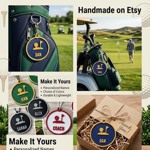 Puede incluir: Etiquetas circulares personalizadas para bolsas de golf con un icono de pelota y bandera, incluyendo nombres como Dan, Alex, Sarah y Coach. Disponibles en varios colores, se muestran colgadas en bolsas de golf y dentro de cajas de regalo.