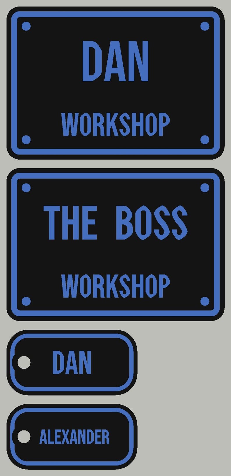 Op de afbeelding: Vier rechthoekige zwarte borden met blauwe randen en blauwe tekst. Twee grote borden bevatten de tekst DAN WORKSHOP en THE BOSS WORKSHOP. Twee kleinere borden bevatten de namen DAN en ALEXANDER, elk met een rond gat aan de linkerkant.