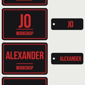 Op de afbeelding: Vier rechthoekige zwarte bordjes en vier bijpassende zwarte labels met rode randen en rode tekst. Elk item bevat een naam zoals DAN, JO, ALEXANDER of WWWWWWWWWW boven het woord WORKSHOP, gescheiden door een horizontale rode lijn.