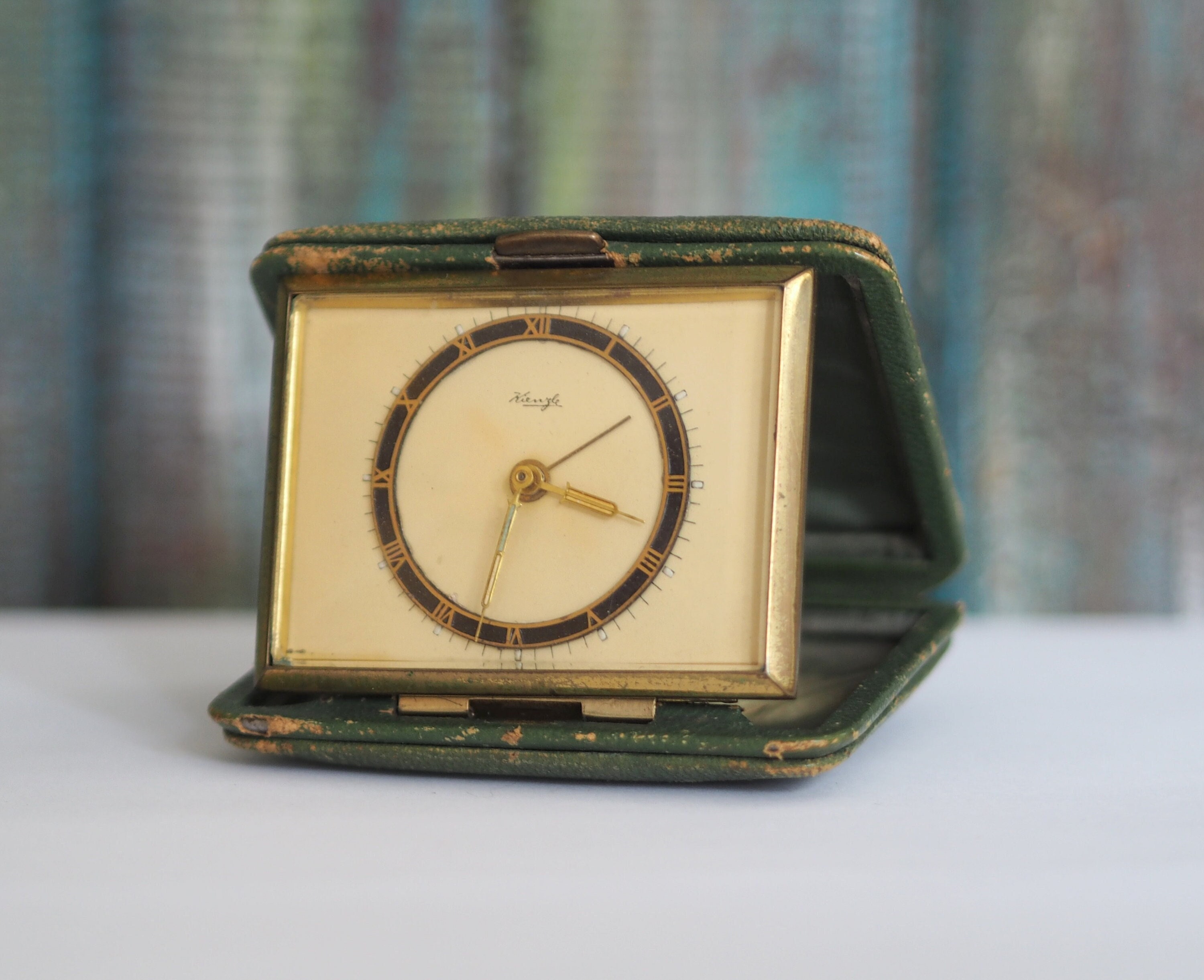 ドイツ　ヴィンテージ置き時計　kienzleのレトロな目覚まし時計 KIENZLE - 1950 年代のドイツ製旅行用目覚まし時計 KIENZLE
