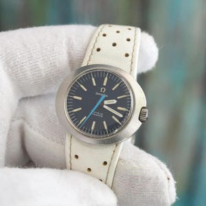 Vintage Omega Genève Dynamic Women’s Watch – 1970s Mechanical Wind-Up – Swiss Made – 29mm Case – Blue Dial – Retro Space Age Design