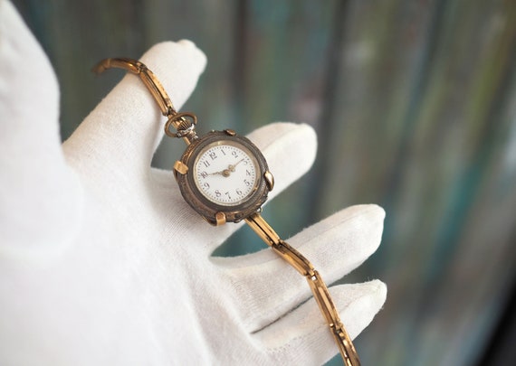 Hand watch pictures ladies deals