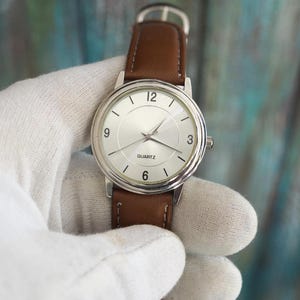 Orologio al quarzo classico - Cassa in argento da 34 mm, quadrante bianco e cinturino marrone, orologio da polso minimalista senza marchio, stile vintage per tutti i giorni