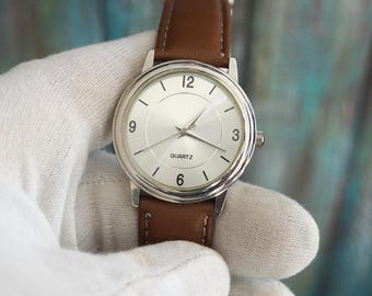 Orologio al quarzo in stile vintage: cassa in argento da 34 mm con cinturino marrone