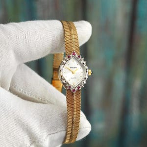Orologio al quarzo vintage da donna GRUEN / Orologio elegante con dettagli in rubino / Cinturino in maglia dorata / Cassa 16 x 23 mm / Vestibilità regolabile / Elegante stile retrò