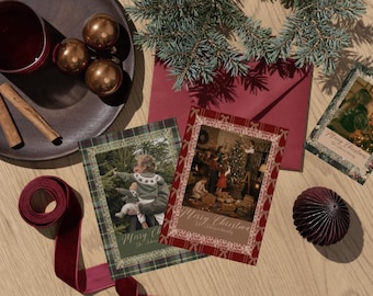 Op de afbeelding: Drie rechthoekige kerstfotokaarten met familiefoto's en de tekst Merry Christmas. De kaarten worden getoond met een donkerrode envelop, een donker bord met bronzen kerstballen en kaneelstokjes, en een donkerrood lint.