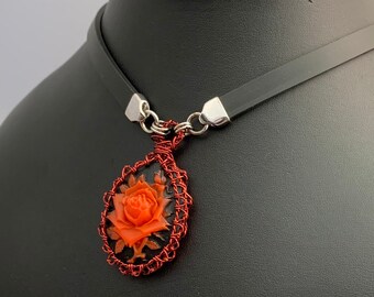 Gargantilla de cosplay punk gótica con camafeo de rosa roja envuelta en alambre hecha a mano