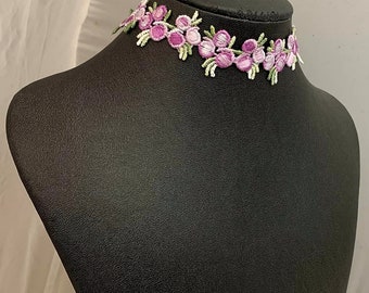 Gargantilla de rosas pastel hecha a mano con bordado de flores lilas y moradas, hojas verdes