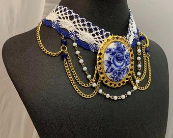 Gargantilla de encaje hecha a mano: Colgante de camafeo de rosa azul victoriana
