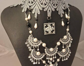 Conjunto de gargantilla victoriana de encaje gris con babero de pedrería y pendientes de perlas.