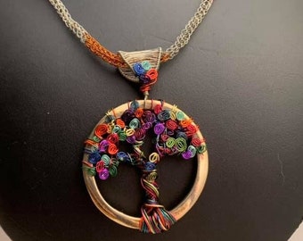 Collar del Árbol de la Vida hecho a mano con alambre arcoíris en cadena de punto vikinga