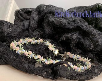 Gargantilla floral pastel hecha a mano: encaje bordado, estilo princesa de hadas