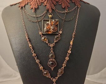 Gargantilla de encaje marrón hecha a mano con colgante de diamantes de imitación vintage y eslabones de cadena de latón.