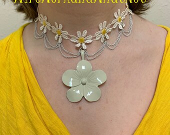 Gargantilla de margaritas hecha a mano: collar de cadena en blanco o negro con estilo cottagecore