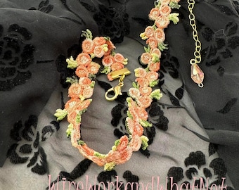 Gargantilla de rosas pastel hecha a mano con bordado de flores en rosa pastel y melocotón, hojas verdes, sencilla y elegante.