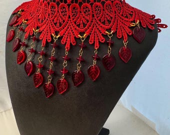 Gargantilla victoriana de encaje rojo con cuentas de hojas color tierra, estilo cottage core, hecha a mano; moda otoñal.