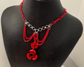 Gargantilla Art Déco con flores rojas y blancas, hecha a mano