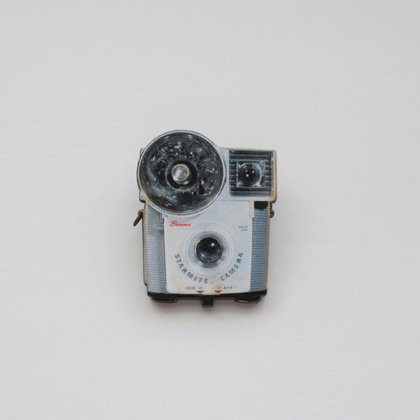 Retro starmite camera brooch