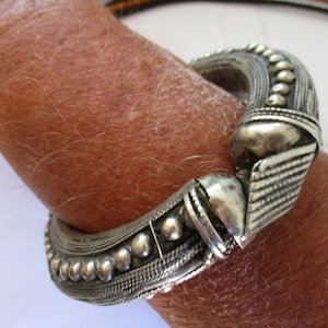 antique silver bangle Africa Sudan Rashaida Yemen Oman Tuareg tribal jewelry bracelet Egypt ethno ethnic