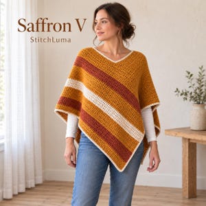 Op de afbeelding: Een gehaakte poncho met V-hals en horizontale strepen in mosterdgeel, oranje en crème. Het kledingstuk wordt gedragen over een wit shirt met lange mouwen en een blauwe spijkerbroek. De tekst Saffron V StitchLuma is linksboven zichtbaar.