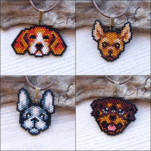 Op de afbeelding: Vier kralenkettingen met hondenhanger. De hangers zijn gemaakt van gekleurde kralen en tonen verschillende hondenrassen, waaronder een beagle, chihuahua, Franse bulldog en rottweiler.