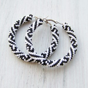 Beaded hoop earrings in mate black and white - Beadwork - beaded jewelry - seed beads earrings - Geometric pattern earrings