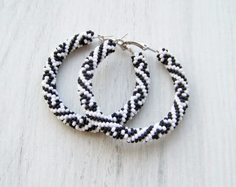 Orecchini a cerchio con perline in mate bianco e nero - Perline - gioielli con perline - Orecchini con perline - Orecchini con motivi geometrici