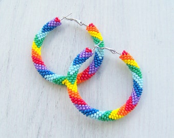 Orecchini a cerchio colorati arcobaleno con perline - Cerchi di orgoglio di lusso - orecchini di perline di semi - Orecchini multicolori di dichiarazione - Orecchini a cerchio geometrici