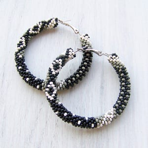 Beaded hoop earrings in black, grey and beige - Beadwork - beaded jewelry - seed beads earrings - Geometric pattern earrings