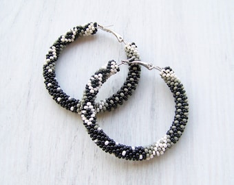 Beaded hoop earrings in black, grey and beige - Beadwork - beaded jewelry - seed beads earrings - Geometric pattern earrings