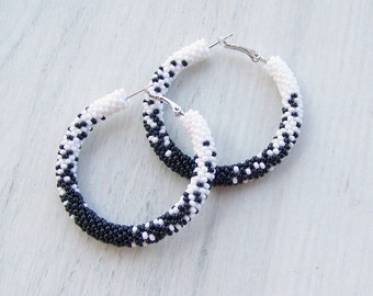 Beaded black and white ombre hoop earrings - Beadwork beaded earrings - seed beads hoop earrings - Geometric pattern earrings - everday hoop