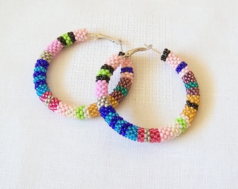 Orecchini a cerchio con strisce colorate di perline - Perline - Gioielli con perline - Orecchini con perline di semi - Orecchini multicolore