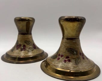 Vintage mässing emalj ljusstake med järnek och bär, set om 2