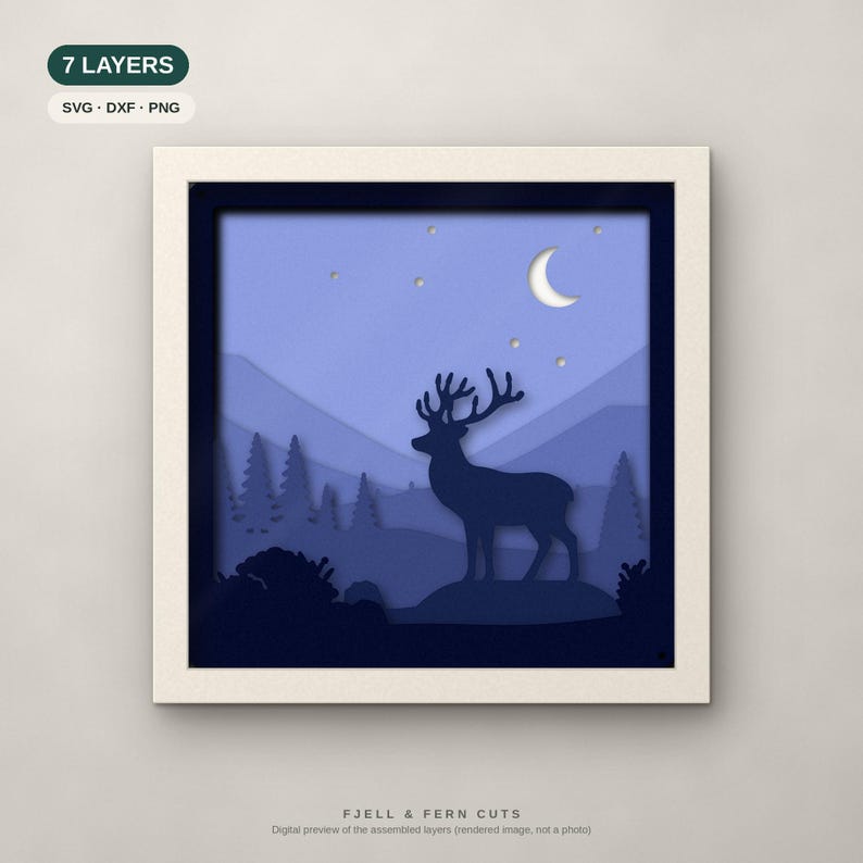 Puede incluir: Una obra de arte de papel recortado de 7 capas en un marco cuadrado con la silueta azul oscuro de un ciervo en un paisaje forestal bajo una luna creciente y estrellas. El texto incluye 7 LAYERS, SVG, DXF, PNG y FJELL & FERN CUTS.