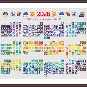 Può includere: Un sampler a punto croce incorniciato con l'anno "2026" e l'indirizzo "1428 ELM STREET SPRINGWOOD, OH USA" ricamati in rosso. Il sampler presenta una griglia di motivi geometrici colorati e icone meteorologiche.