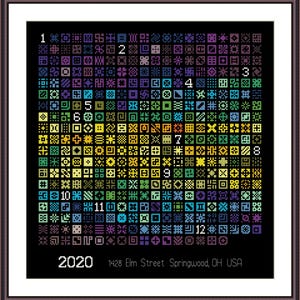 Pode incluir: Uma obra de arte emoldurada, bordada em ponto cruz, com uma grade de desenhos coloridos e pixelizados. A obra é predominantemente preta, com os quadrados pixelizados em um arco-íris de cores. O ano "2020" e o endereço "1428 Elm Street Springwood, OH USA" estão na parte inferior.