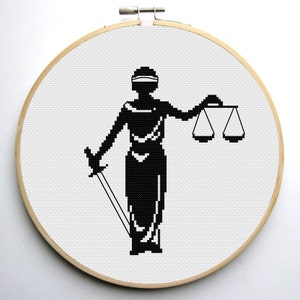 Puede incluir: Patrón de punto de cruz en blanco y negro de la figura de la Justicia, sosteniendo una balanza y una espada.