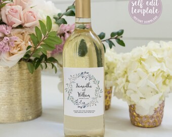 Può includere: Una bottiglia di vino trasparente con tappo dorato ed etichetta personalizzata. L'etichetta presenta i nomi "Samantha e William" all'interno di una ghirlanda ad acquerello. Il testo sull'etichetta recita "Grazie per aver celebrato la nostra giornata speciale con noi!" e "self edit template instant download."