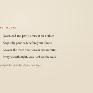 K&ouml;nnte beinhalten: Eine beige Infografik mit dem Titel HOW IT WORKS und vier nummerierten Schritten: 1. Download and print, or use it on a tablet. 2. Keep it by your bed, before your phone. 3. Answer the three questions in two minutes. 4. Every seventh night, look back on the week.