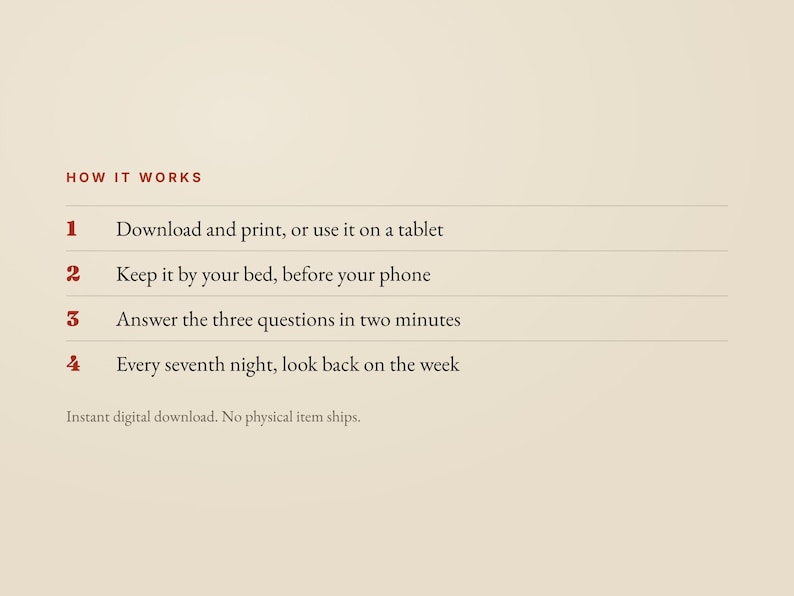K&ouml;nnte beinhalten: Eine beige Infografik mit dem Titel HOW IT WORKS und vier nummerierten Schritten: 1. Download and print, or use it on a tablet. 2. Keep it by your bed, before your phone. 3. Answer the three questions in two minutes. 4. Every seventh night, look back on the week.