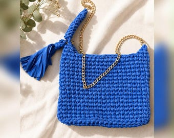 Bolso de hombro de ganchillo azul cobalto con cadena y borla doradas, bolso de punto hecho a mano, bolso azul tejido, hecho a pedido